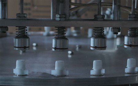 Полностью автоматизированный станок для укупорки и закрутки крышек